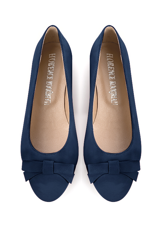 Navy blue women's ballet pumps, with low heels. Round toe. Flat block heels. Top view - Florence KOOIJMAN